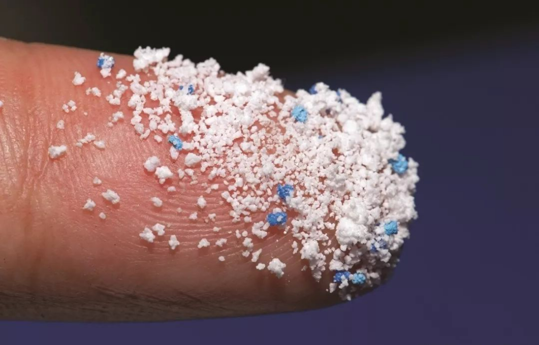 科學(xué)家首次在人類血液中發(fā)現(xiàn)微塑料，使用生物降解袋減少微塑料的產(chǎn)生(圖1)