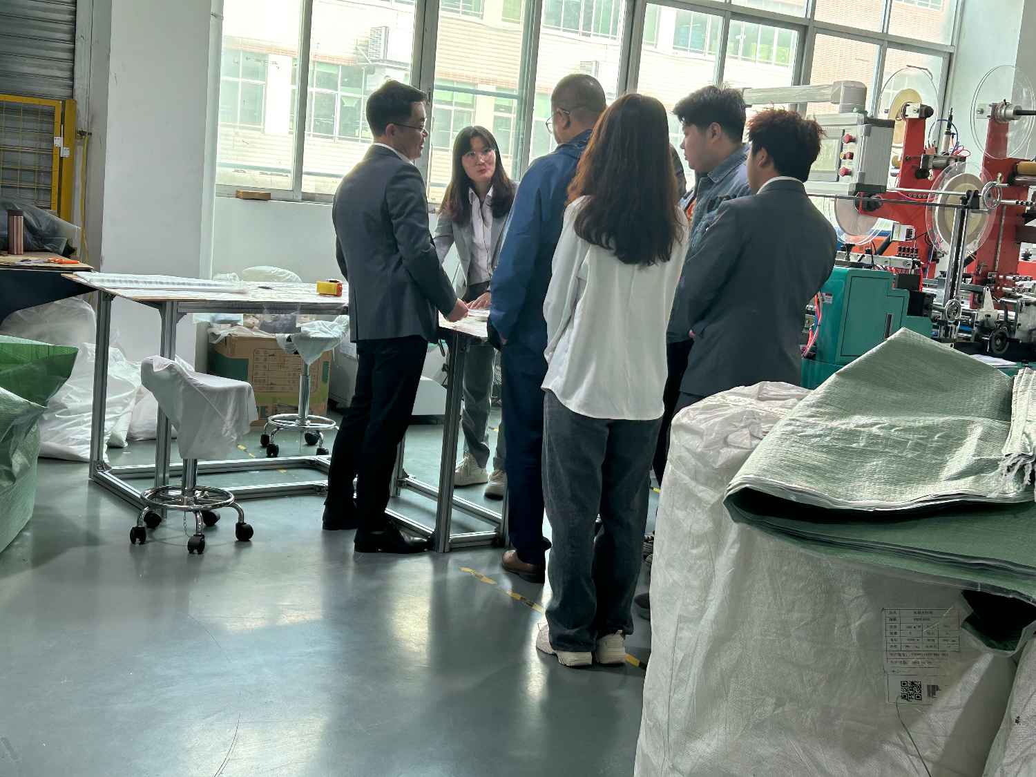 國際合作伙伴深度考察，共謀發(fā)展 —— 外國客戶訪問久信達(dá)科技生產(chǎn)車間(圖3)